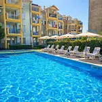Family With Pool View Near The Apartament