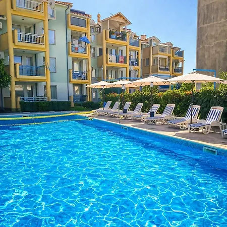 Family With Pool View Near The Appartement